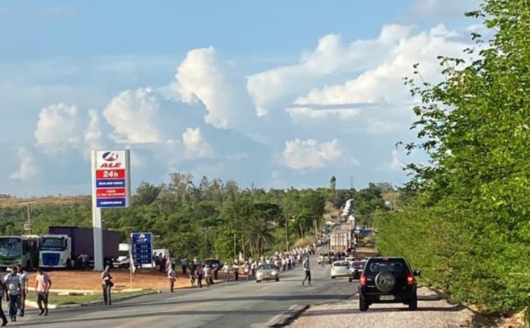 Rodovia é bloqueada e trabalhadores de fábricas na MG-238 em Sete Lagoas retornam para casa a pé 