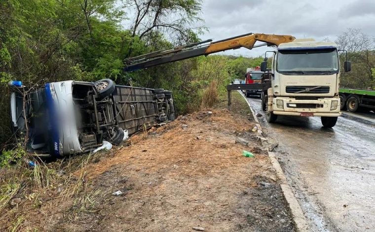 Acidente com ônibus deixa mortos e feridos na BR-251, em MG