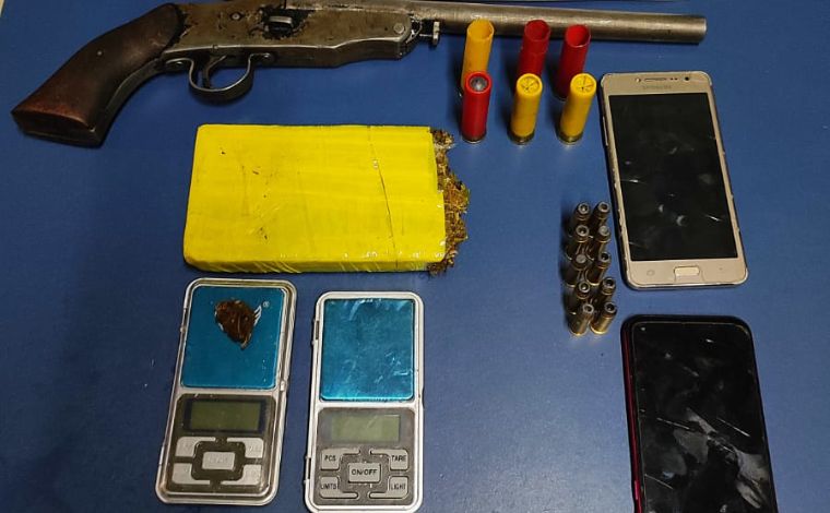 Homem é preso suspeito de tráfico de drogas e porte ilegal de arma de fogo em Sete Lagoas