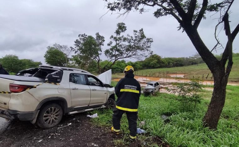 Dois adultos e três crianças morrem em grave acidente entre carro e caminhonete na rodovia MGC-135 