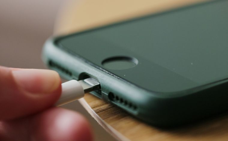 Justiça volta a suspender venda de iPhones sem carregador no Brasil