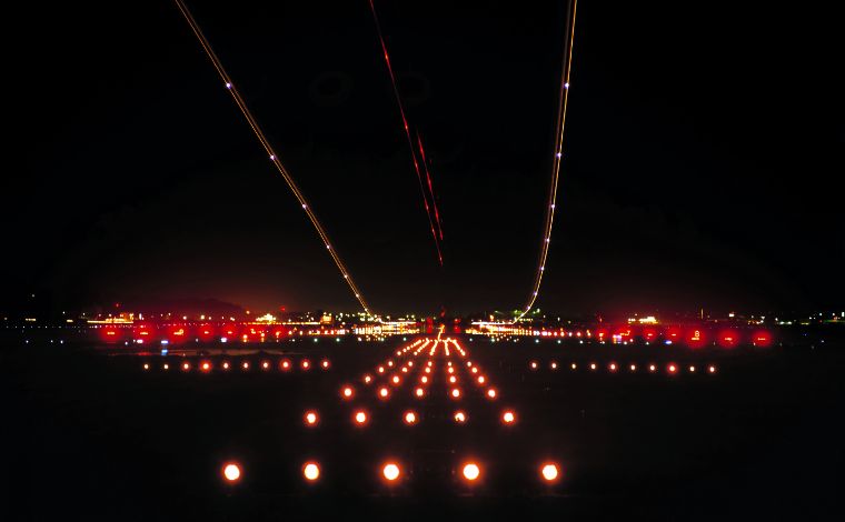 Pilotos da TAM e Azul relatam avisar luzes estranhas no céu em Porto Alegre