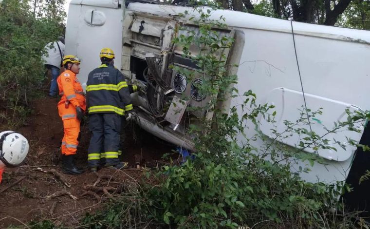 Acidente com micro-ônibus deixa mortos e feridos na MGC-259; veículo levava pacientes para BH