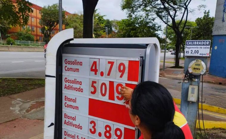 Preço da gasolina sobe pela quarta semana seguida e fica perto de R$ 5, diz ANP