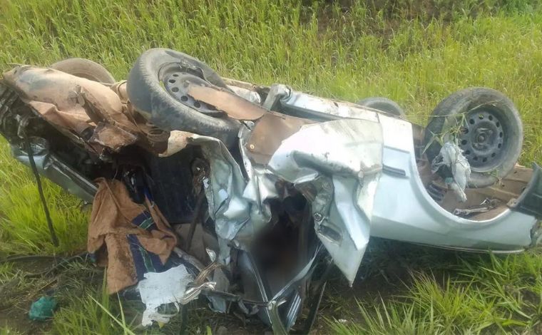 Motorista sobrevive após carro ser esmagado por carreta na rodovia MG-424, na Grande BH