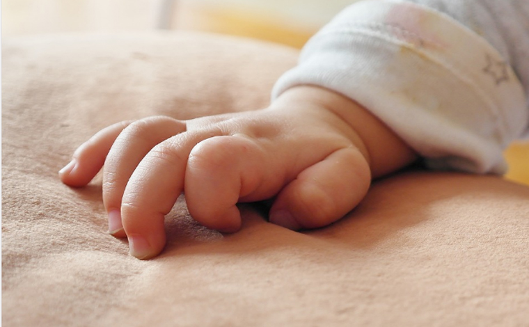 Bebê de 8 meses ingere cocaína deixada sobre a cama pela própria mãe em Minas Gerais