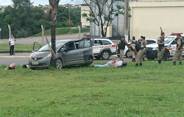  Assaltantes são baleados após tentarem atropelar Militares durante cerco