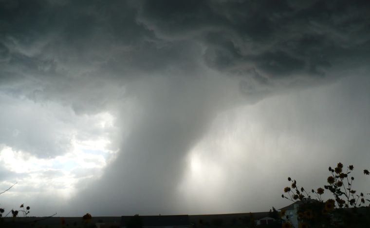 Defesa Civil emite alerta com possibilidade de tornado em Contagem