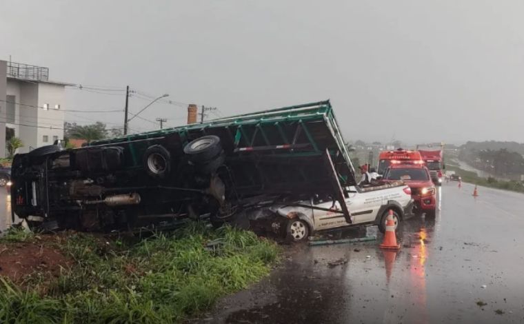 Temporal provoca acidente entre carro e caminhão na BR-365, em Minas Gerais