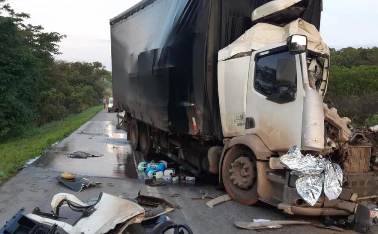 Acidente entre dois caminhões deixa motorista morto na BR-262, em Minas