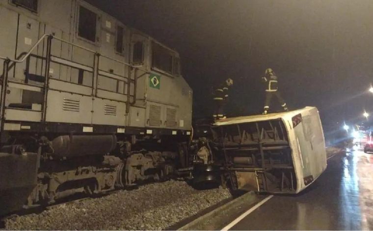 Trem arrasta ônibus por 100 metros em cidade de Minas e jovem tem traumatismo craniano