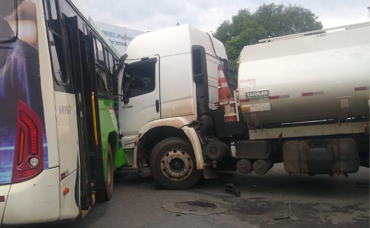 Colisão entre ônibus e caminhão tanque em Sete Lagoas deixa duas pessoas feridas