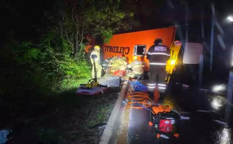 Acidente com ônibus deixa dois mortos e ao menos 20 feridos na BR-251, em MG