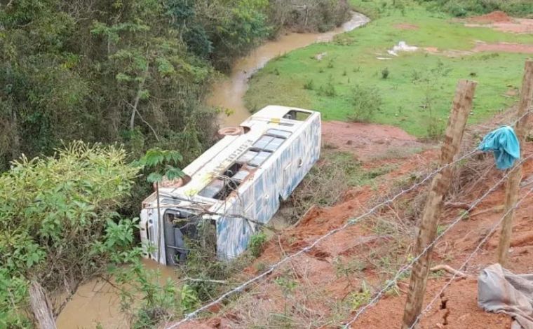 Ônibus escolar cai em ribanceira e deixa estudantes feridos em Minas Gerais 