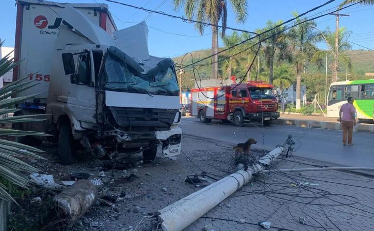 Motorista de caminhão perde controle da direção e destrói poste em Sete Lagoas