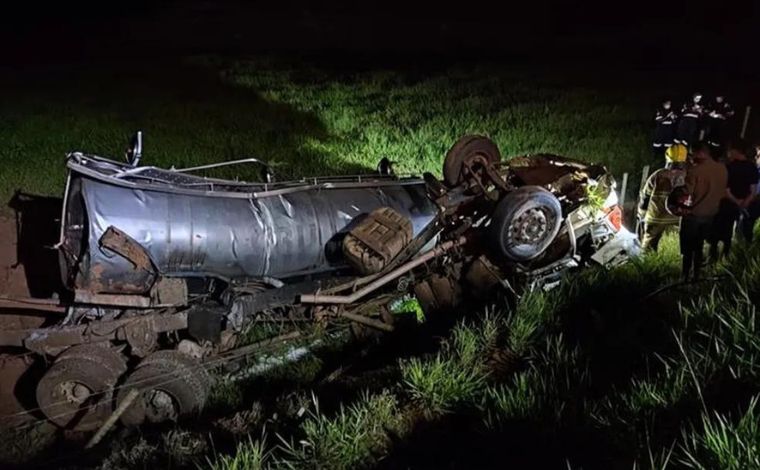 Motorista morre após caminhão de leite tombar e cair em ribanceira na BR-356, em MG