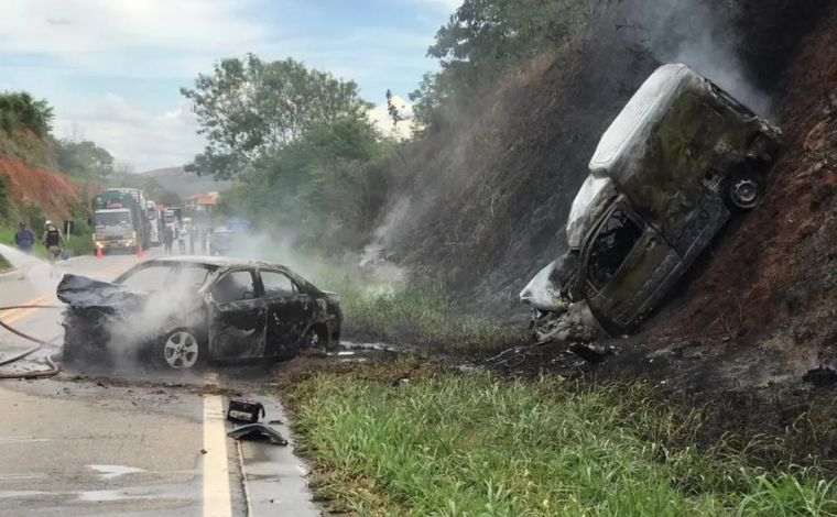 Carros batem de frente e pegam fogo na BR-259, em MG; uma pessoa morreu e cinco ficaram feridas