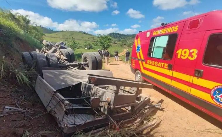 Mulher morre e dois ficam feridos em acidente entre caminhões na BR-116, em Minas Gerais
