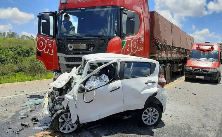 Acidente entre carro e carreta deixa um morto em rodovia mineira