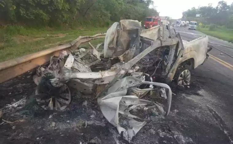 Jovem de 19 anos morre carbonizado após colisão entre caminhonete e carreta na MG-050