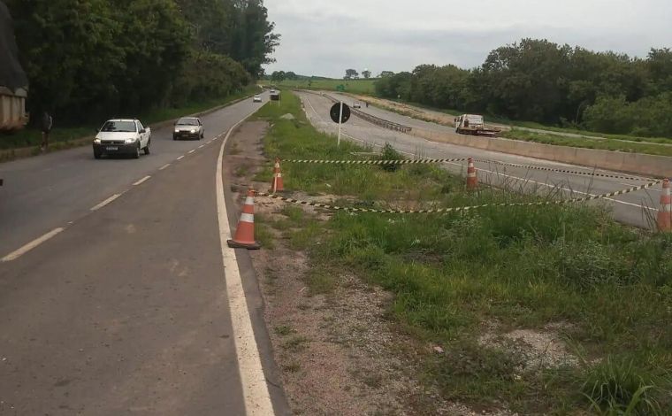 Corpo de recém-nascido é encontrado sem perna, braço e genitália em rodovia de Minas Gerais 