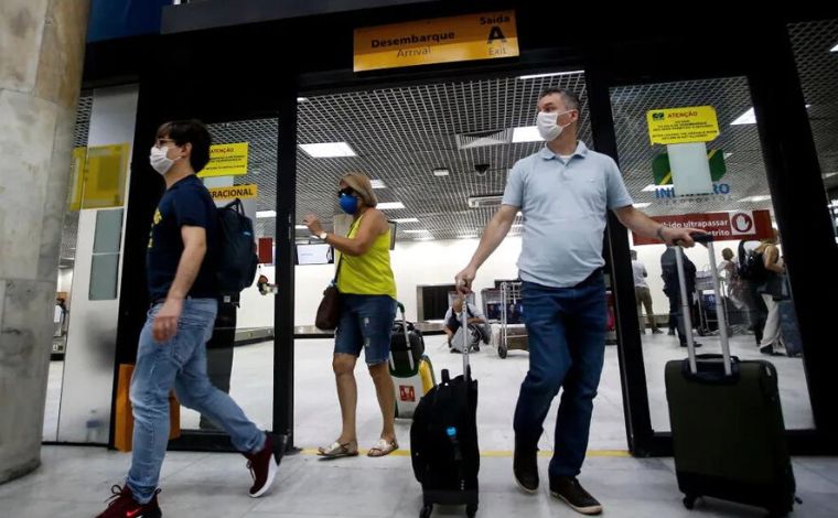 Anvisa aprova volta do uso de máscaras em aviões e aeroportos