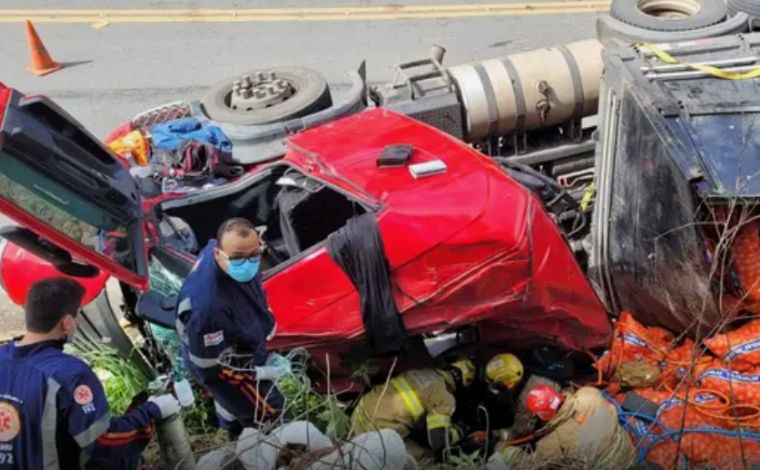 Carreta carregada com cebola tomba e motorista fica preso às ferragens na BR-365, em MG