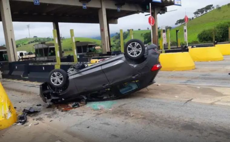 Duas pessoas ficam feridas após carro capotar em posto de pedágio na BR-381, em MG 