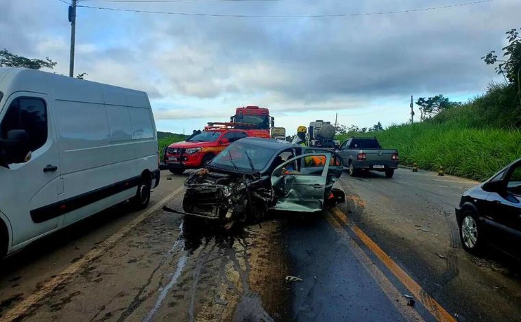 Mulher fica presa às ferragens após acidente entre quatro veículos na BR-381, na Grande BH