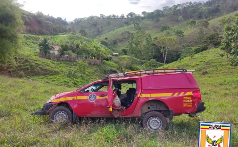 Viatura dos bombeiros capota e cai em ribanceira a caminho de ocorrência no interior de Minas 