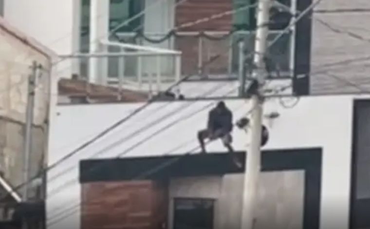 Homem é filmado serrando cabos de internet pendurado em fiação na Grande BH