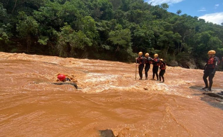 Bombeiros de Sete Lagoas realizam treinamento para atuação no período chuvoso