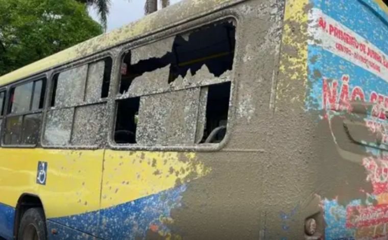 Idosos ficam feridos após betoneira estourar e atingir ônibus no interior de Minas