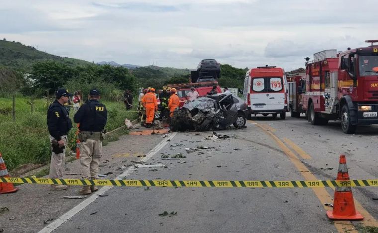 Sogra e genro morrem em grave acidente entre carro e caminhão na BR-381, em MG