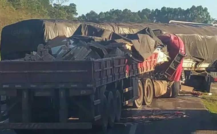 Acidente entre carretas deixa um morto e interdita parcialmente BR-381, em MG