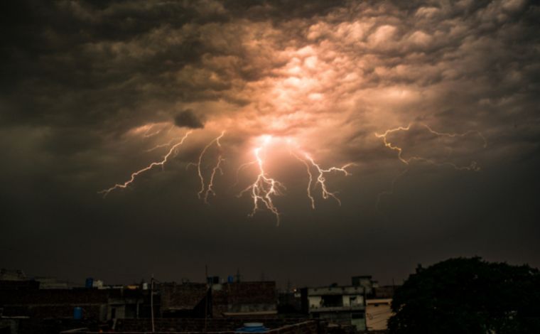 Trabalhador tenta se abrigar da chuva e morre ao ser atingido por raio em Minas Gerais 