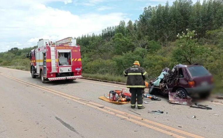 Motorista de 27 anos morre em grave acidente entre carro e caminhão na BR-367, em Minas 