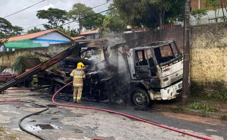 Motorista morre eletrocutado após caminhão munck atingir rede elétrica em Belo Horizonte 
