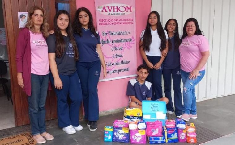 Grupo de estudantes faz doação de absorventes e fraldas ao Hospital Municipal em Sete Lagoas 