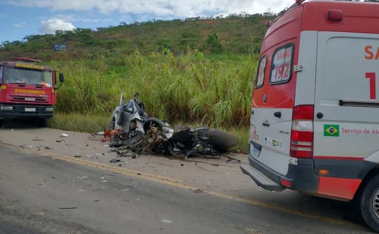 Uma pessoa morre e duas ficam gravemente feridas em acidente entre carro e carreta na MGC-120