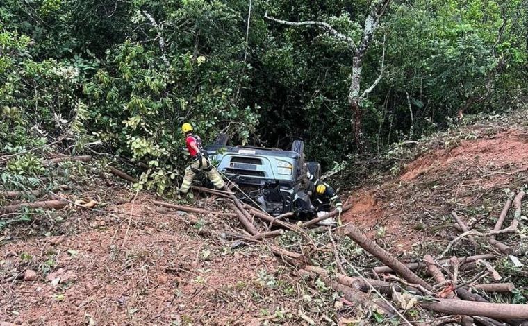 Motorista morre após carreta capotar e cair em ribanceira de 70 metros na MGC-451, em Diamantina