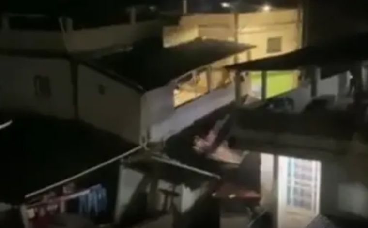 Jovem pula de sacada momentos antes de casa desabar em Minas Gerais: veja vídeo