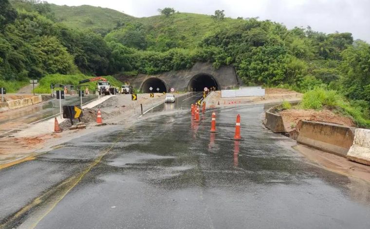 Vídeo: Trecho da BR-381 ameaça desabar e trânsito precisa ser levado para obra inacabada