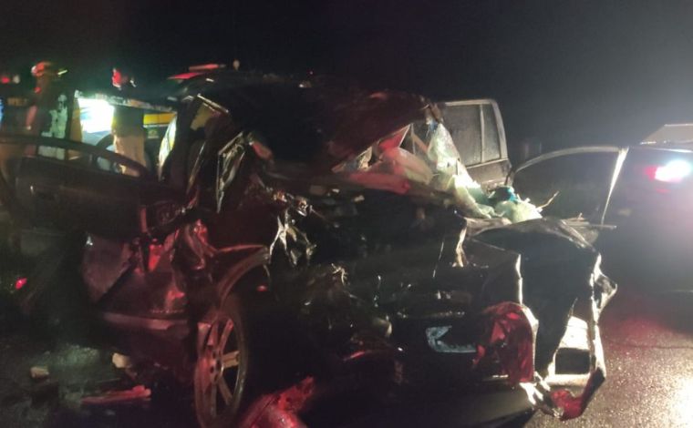 Motorista e paciente oncológica morrem em acidente entre carro e caminhão na BR-135, em MG