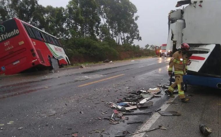 Batida entre dois ônibus de turismo com 71 passageiros deixa feridos em Minas Gerais 