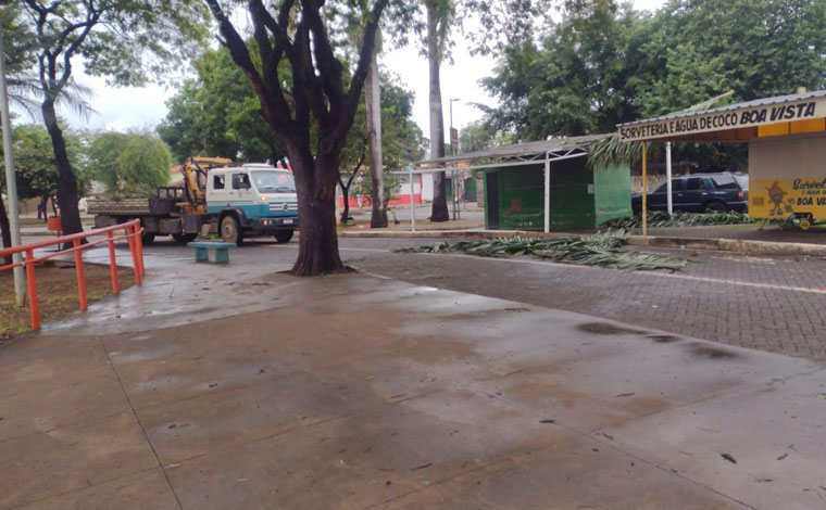 Codesel inicia trabalho de remoção de entulhos das ruas por conta das chuvas