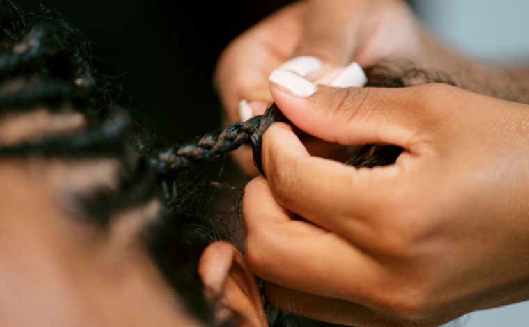 Anvisa suspende venda de pomada capilar usada para modelar e trançar cabelos que provoca intoxicação
