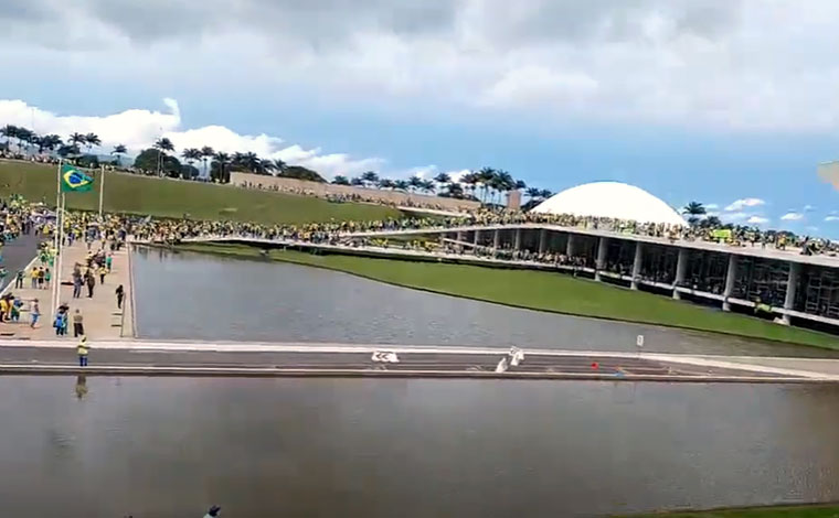 Manifestantes invadem Congresso, Planalto e STF