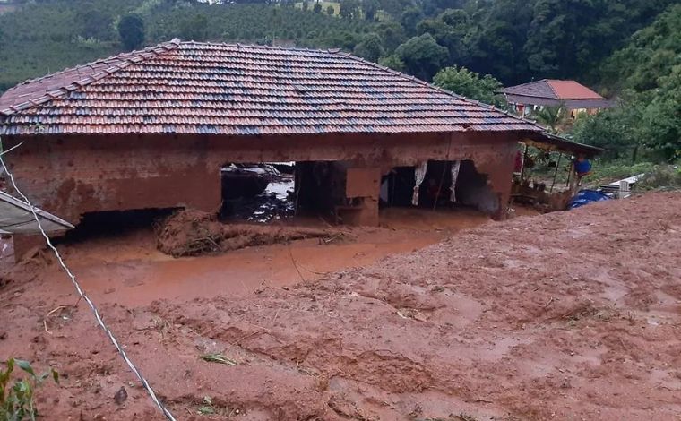 Deslizamento de terra atinge casa e mata casal de idosos no interior de Minas 