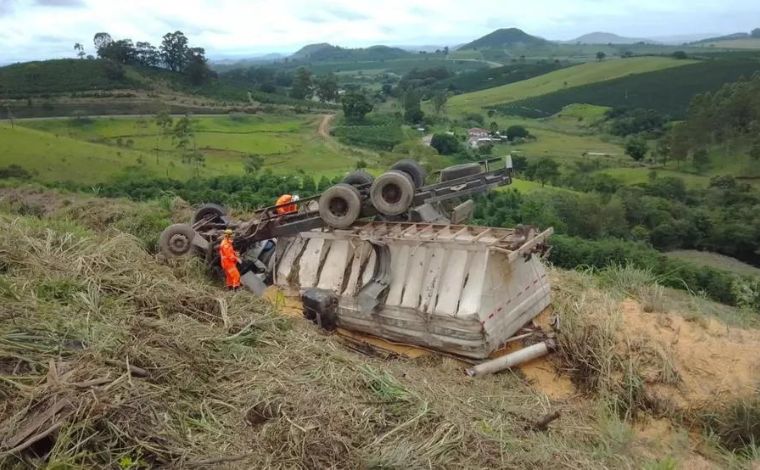 Caminhoneiro morre após perder controle de veículo e tombar em barranco na BR-146, em MG